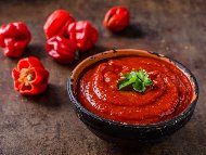 Рецепта Лют мексикански доматен сос с чесън, магданоз и кориандър